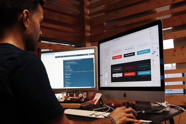 Gambar seorang pria sedang menatap layar monitor