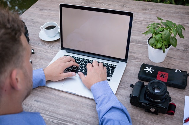 pria sedang menggunakan laptop