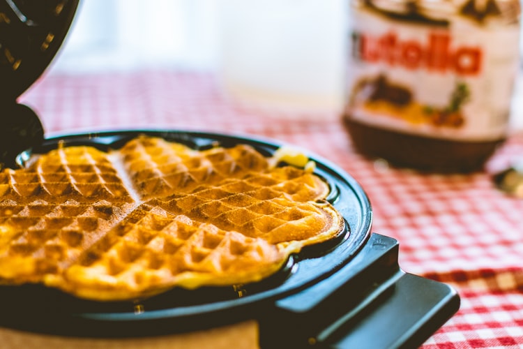 Illustrasi Penggunaan Waffle maker